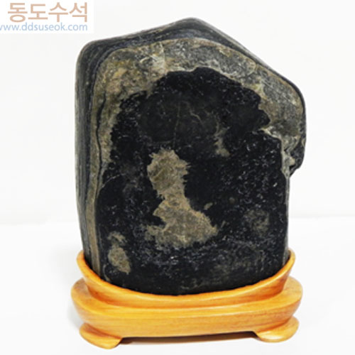 동굴속에기도하는여인