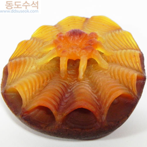 거미(황옥조각)